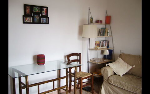 Casa Clementina: Meubilair, Kamer, Plank, Stellingen, Eigendom, Tafel, Interieur Ontwerp, Huis, Gebouw, Boekenkast