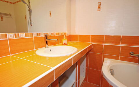 Walter: Badkamer, Kamer, Eigendom, Tegel, Verdieping, Oranje, Muur, Interieur Ontwerp, Architectuur, Flooring