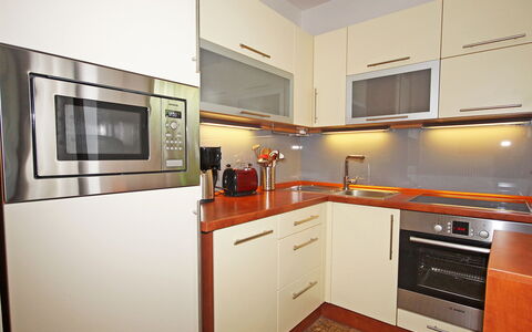 Walter: Cabinetry, Countertop, Kamer, Keuken, Eigendom, Meubilair, Major Appliance, Interieur Ontwerp, Oranje, Verdieping