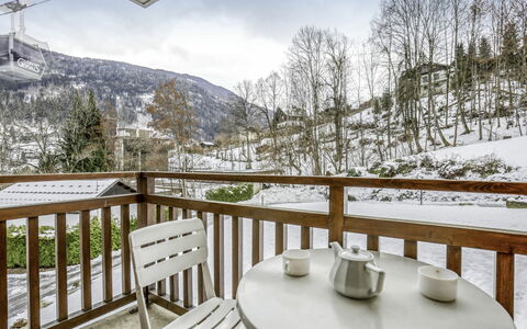Saint Gervais 172: Tafel, Lucht, Wolk, Eigendom, Meubilair, Fabriek, Tableware, Sneeuw, Hek, Hout