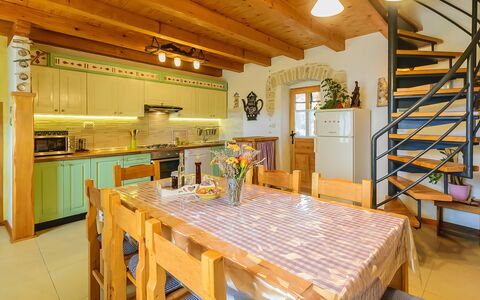 Loreta: Meubilair, Eigendom, Cabinetry, Tafel, Hout, Interieur Ontwerp, Keuken, Straal, Plank, Verdieping