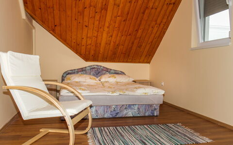 Balatonkeresztur 725: Meubilair, Venster, Comfort, Hout, Gebouw, Interieur Ontwerp, Flooring, Verdieping, Bed Frame, Beits