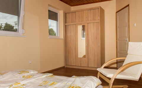 Balatonkeresztur 725: Meubilair, Gebouw, Venster, Deur, Hout, Interieur Ontwerp, Verdieping, Schaduw, Comfort