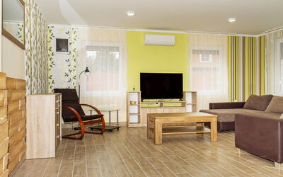 Balatonkeresztur 725: Meubilair, Bankstel, Gebouw, Hout, Interieur Ontwerp, Flooring, Hal, Tafel, Verdieping, Muur
