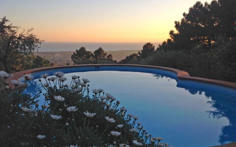 Villa Poggiobello: Zwembad, Water, Lucht, Watervoorraden, Natuurlijk Landschap, Eigendom, Wildernis, Boom, Reflectie, Meer