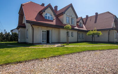 Leba 100: Gebouw, Huis, Dak, Huis, Woongebied, Facade, Verblijf, Land Lot, Landgoed, Siding