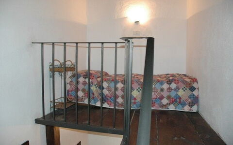 Appartamento Beatrice: Product, Eigendom, Kamer, Leuning, Meubilair, Ijzer, Bed, Huis, Trap, Metaal
