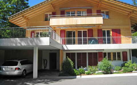 Chalet Almisgässli: Fabriek, Gebouw, Eigendom, Lucht, Venster, Voertuig, Wiel, Auto