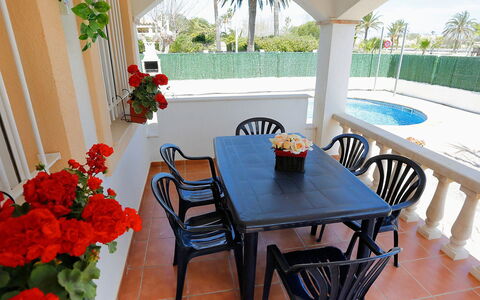 Vicky: Eigendom, Meubilair, Kamer, Tafel, Gebouw, Onroerend Goed, Huis, Buitentafel, Balkon, Veranda