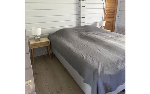 Aurinkoranta: Hout, Flooring, Verdieping, Slaapkamer, Meubilair, Bedding, Linens, Houten Vloer, Bed Frame, Bed