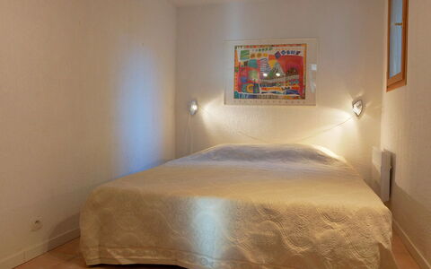 Le Belvédère: Slaapkamer, Bed, Meubilair, Kamer, Bedding, Laken, Eigendom, Bed Frame, Verdieping, Muur