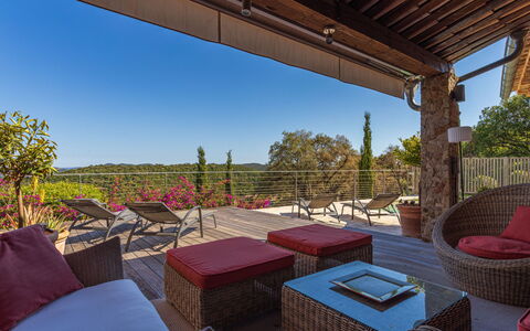 Le Pas de Courtin: Meubilair, Stoel, Buitenmeubels, Tafel, Schaduw, Buitentafel, Eco Hotel, Toevlucht, Patio, Tuin