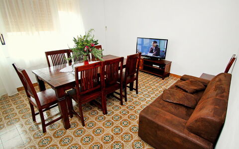 Mirko: Kamer, Eigendom, Meubilair, Woonkamer, Verdieping, Interieur Ontwerp, Tafel, Onroerend Goed, Hardwood, Gebouw