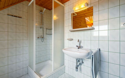 Swing: Spiegel, Kraan, Eigendom, Wastafel, Wastafel In De Badkamer, Loodgieterswerkinrichting, Badkamer, Gebouw, Interieur Ontwerp, Architectuur