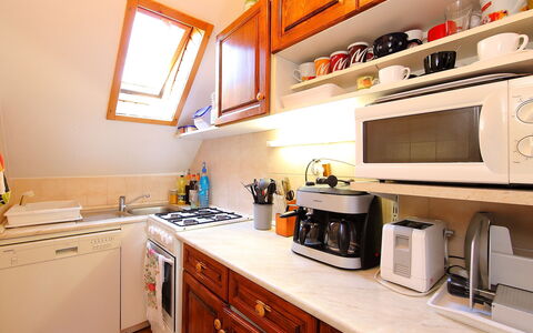 Zsuzsi: Countertop, Kamer, Keuken, Eigendom, Cabinetry, Meubilair, Gebouw, Interieur Ontwerp, Geel, Oranje