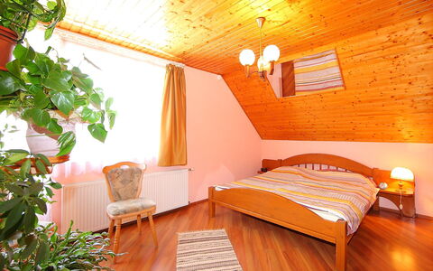 Zsuzsi: Kamer, Meubilair, Slaapkamer, Eigendom, Bed, Gebouw, Interieur Ontwerp, Oranje, Plafond, Huis