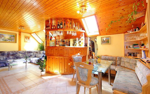 Zsuzsi: Kamer, Gebouw, Eigendom, Interieur Ontwerp, Meubilair, Onroerend Goed, Restaurant, Tafel, Plafond, Huis