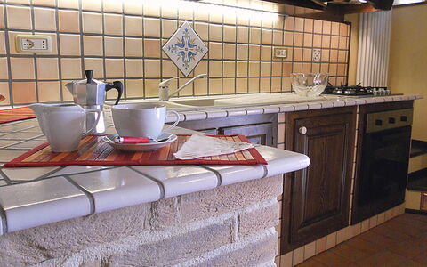 Casa Stefy: Countertop, Keuken, Kamer, Tegel, Eigendom, Meubilair, Cabinetry, Verdieping, Interieur Ontwerp, Flooring