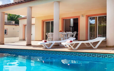Villa Cala Nova B: Water, Eigendom, Zwembad, Gebouw, Meubilair, Wit, Venster, Azure, Ligstoel, Stoel