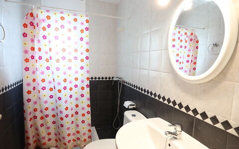 Villa Cala Nova B: Badkamer, Eigendom, Kamer, Tegel, Toilet, Wc Bril, Roze, Interieur Ontwerp, Muur, Verdieping