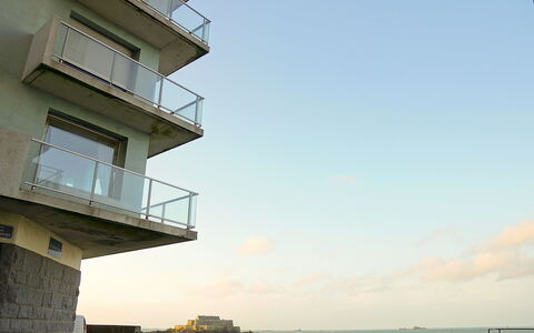 Le Grand Large: Lucht, Architectuur, Wolk, Huis, Zee, Oceaan, Gebouw, Toren, Balkon, Zonlicht