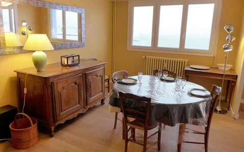 Le Grand Large: Meubilair, Venster, Tafel, Eigendom, Cabinetry, Hout, Interieur Ontwerp, Verlichting, Keuken En Eettafel