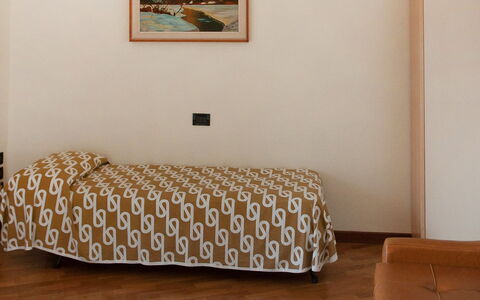 Gargnano 250: Meubilair, Bed, Kamer, Slaapkamer, Interieur Ontwerp, Bed Frame, Verdieping, Textiel, Laken, Bedding