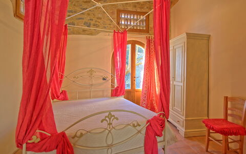 Arturo: Gordijn, Meubilair, Kamer, Eigendom, Bed, Rood, Slaapkamer, Interieur Ontwerp, Venster Behandeling, Roze