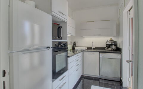 Les Terrasses: Cabinetry, Toestel Van De Keuken, Countertop, Huishoudapparatuur, Keuken, Fornuis, Gebouw, Major Appliance, Verdieping, Flooring