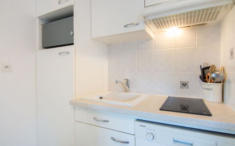Aillerie: Cabinetry, Kraan, Gootsteen, Countertop, Eigendom, Wastafel, Meubilair, Keuken, Gebouw, Lade