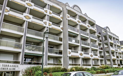 Dinard 153: Auto, Fabriek, Gebouw, Eigendom, Lucht, Wit, Voertuig