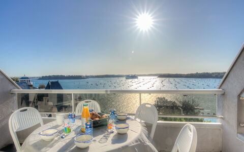 Dinard 153: Water, Lucht, Tafel, Meubilair, Gebouw, Stoel, Buitenmeubels, Venster, Huis, Schaduw