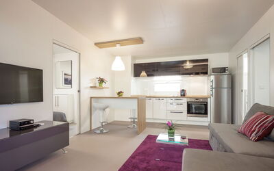 Camping Mon Perin **** 310.17: Kamer, Interieur Ontwerp, Eigendom, Woonkamer, Meubilair, Plafond, Gebouw, Huis, Verdieping, Purper