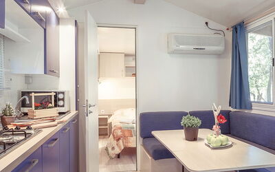Camping Mon Perin **** 310.1: Eigendom, Kamer, Interieur Ontwerp, Groen, Meubilair, Gebouw, Keuken, Huis, Verdieping, Plafond
