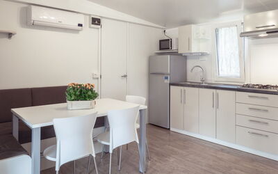 Camping Mon Perin **** 310.7: Kamer, Eigendom, Wit, Meubilair, Keuken, Interieur Ontwerp, Gebouw, Verdieping, Countertop, Cabinetry