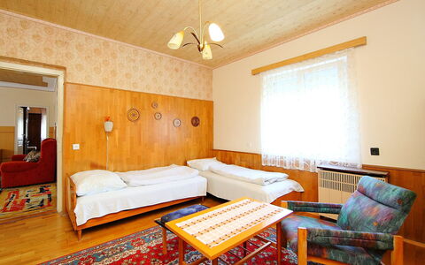 Peach: Kamer, Meubilair, Eigendom, Interieur Ontwerp, Gebouw, Verdieping, Huis, Plafond, Woonkamer, Muur