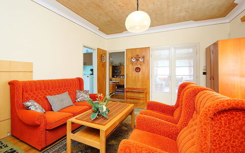 Peach: Kamer, Meubilair, Eigendom, Oranje, Interieur Ontwerp, Woonkamer, Gebouw, Geel, Plafond, Tafel