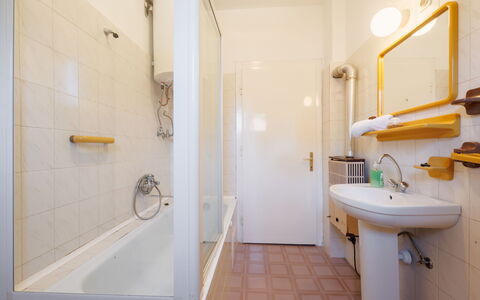 Peach: Badkamer, Muur, Flooring, Loodgieterswerkinrichting, Wastafel In De Badkamer, Verdieping, Interieur Ontwerp, Loodgieter, Plafond, Kraan