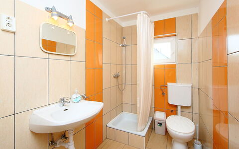 Apricot: Badkamer, Eigendom, Kamer, Oranje, Geel, Interieur Ontwerp, Architectuur, Onroerend Goed, Gebouw, Huis