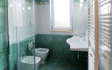 Casale Cilento: Badkamer, Kamer, Eigendom, Tegel, Verdieping, Loodgieterswerkinrichting, Interieur Ontwerp, Architectuur, Muur, Gebouw