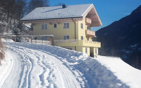 Goldegg 300: Lucht, Sneeuw, Gebouw, Eigendom, Venster, Huis, Helling, Boom, Freezing, Verblijf
