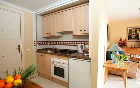 Calpe Calp 958: Kamer, Countertop, Meubilair, Cabinetry, Keuken, Eigendom, Interieur Ontwerp, Gebouw, Verdieping, Huis