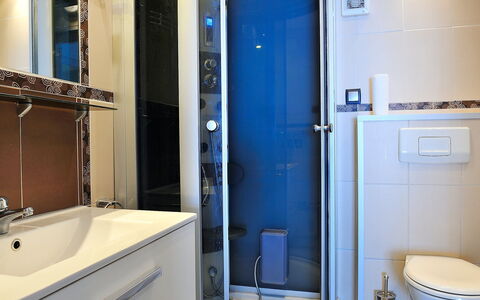 La Yaya: Badkamer, Eigendom, Kamer, Muur, Loodgieterswerkinrichting, Interieur Ontwerp, Deur, Badkamer Accessoire, Gebouw, Huis