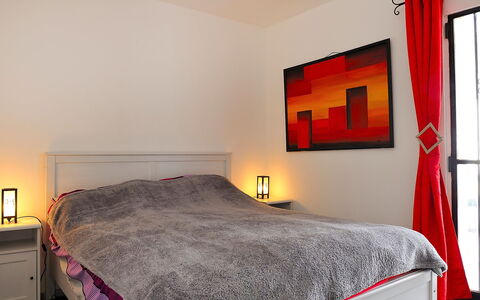 La Yaya: Slaapkamer, Bed, Meubilair, Kamer, Laken, Eigendom, Bed Frame, Bedding, Rood, Matras