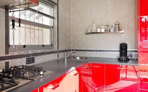 La Yaya: Countertop, Kamer, Keuken, Rood, Eigendom, Interieur Ontwerp, Meubilair, Tegel, Cabinetry, Materiële Goederen