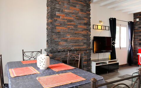 La Yaya: Kamer, Steen, Metselwerk, Eigendom, Fireplace, Haard, Interieur Ontwerp, Huis, Gebouw, Muur