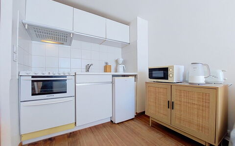 Le Platin: Meubilair, Flooring, Interieur Ontwerp, Verdieping, Hout, Major Appliance, Keuken, Toestel Van De Keuken, Cabinetry, Houten Vloer