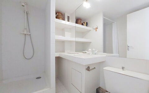 Le Platin: Badkamer, Loodgieterswerkinrichting, Flooring, Muur, Interieur Ontwerp, Verdieping, Bad, Kraan, Loodgieter, Plafond
