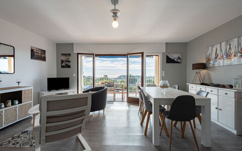 Cavalaire 158: Meubilair, Fotolijst, Cabinetry, Stoel, Tafel, Verlichting, Hout, Kamerplant, Interieur Ontwerp, Woonkamer