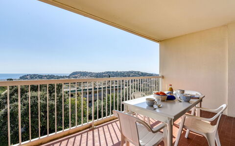 Cavalaire 158: Eigendom, Onroerend Goed, Kamer, Balkon, Gebouw, Huis, Meubilair, Lucht, Appartement, Vakantie